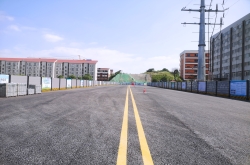 托子沖南路主幅路通車，新學(xué)校旁拉通了一條便民路